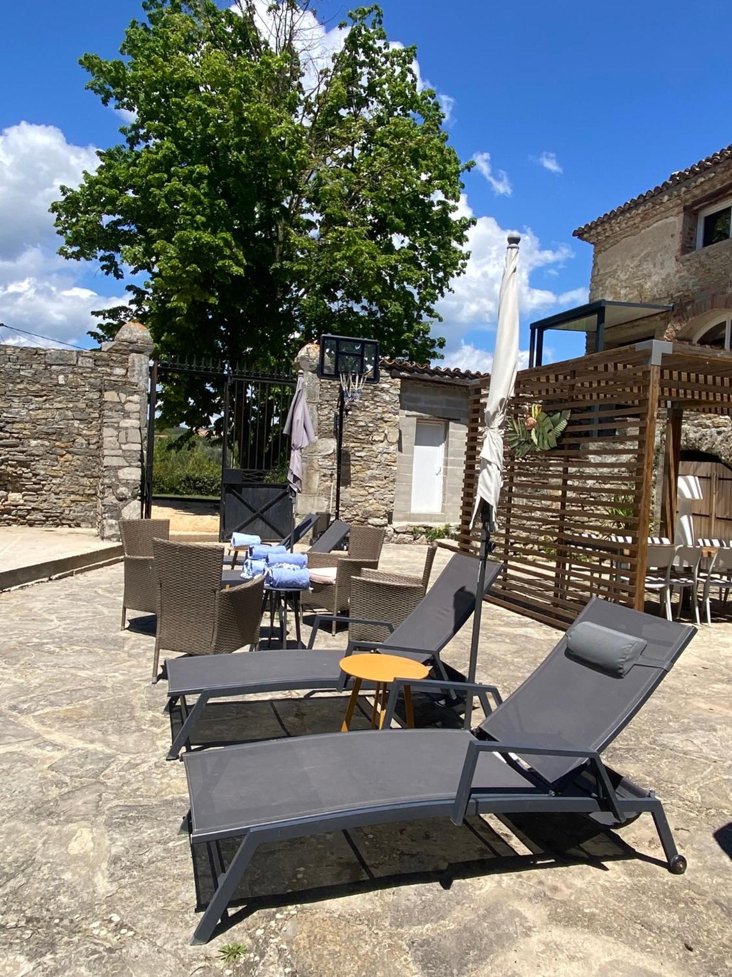 Apartamento Logis Dans Ancien Relais De Poste Saint Julien Les Rosiers Exterior foto